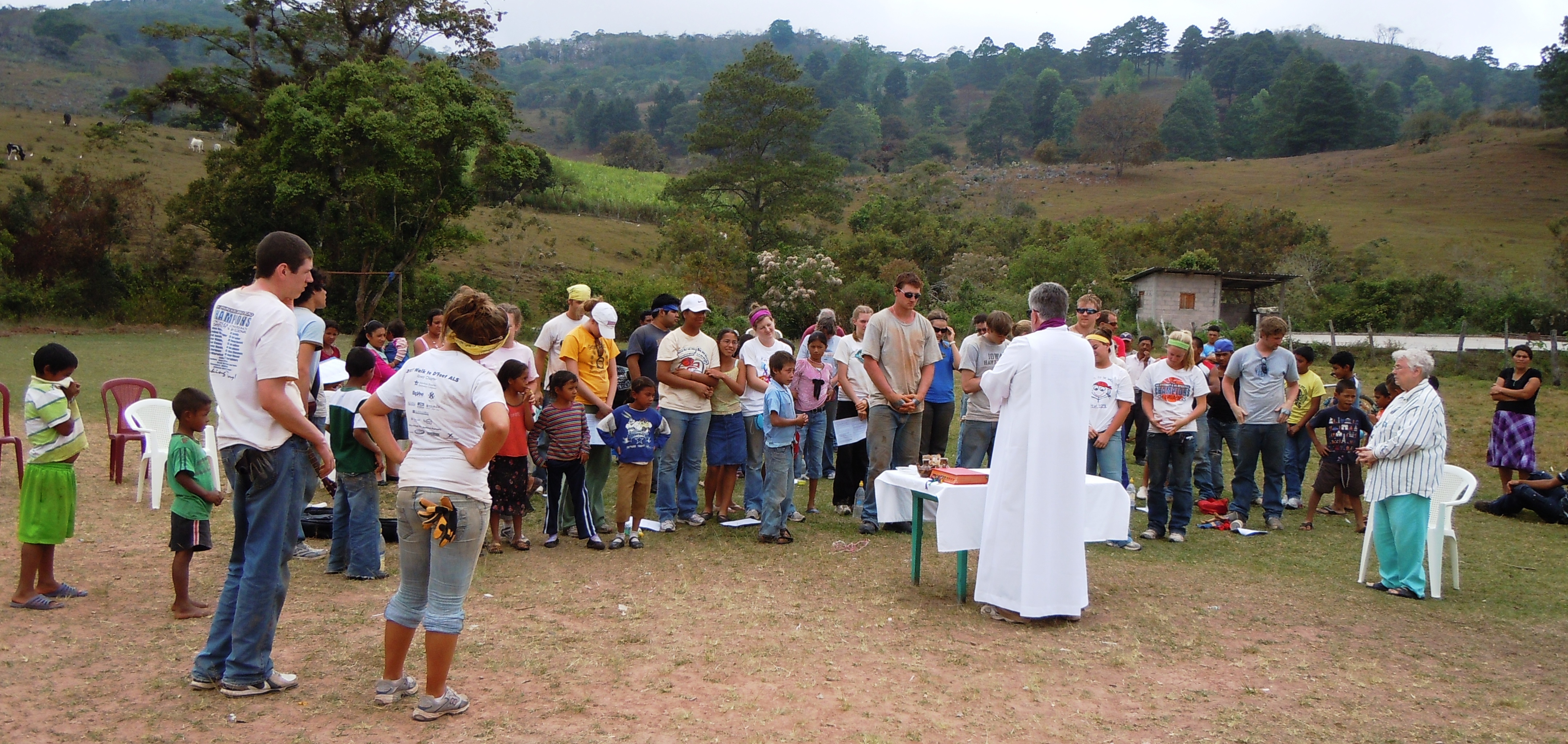 Missioners & villagers celebrate outdoor mass in La Florida