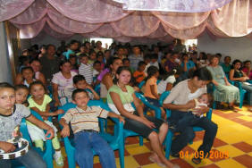 El Junco villagers & team members attend Holy Thursday liturgy